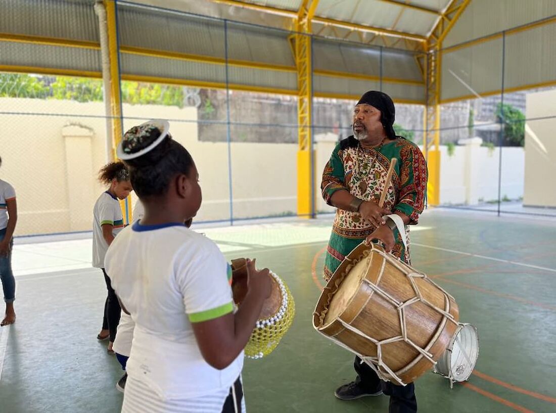 Oficina de percussão com Maia