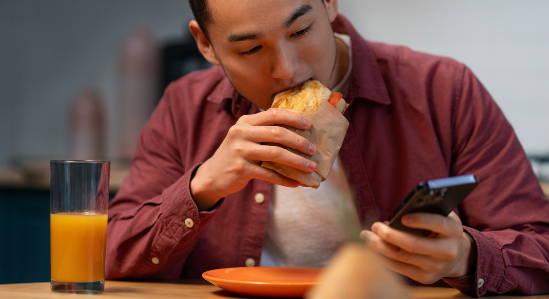 "Nosso relacionamento com a comida é pobre, temos de sentar, tirar o celular da mesa", diz psiquiatra