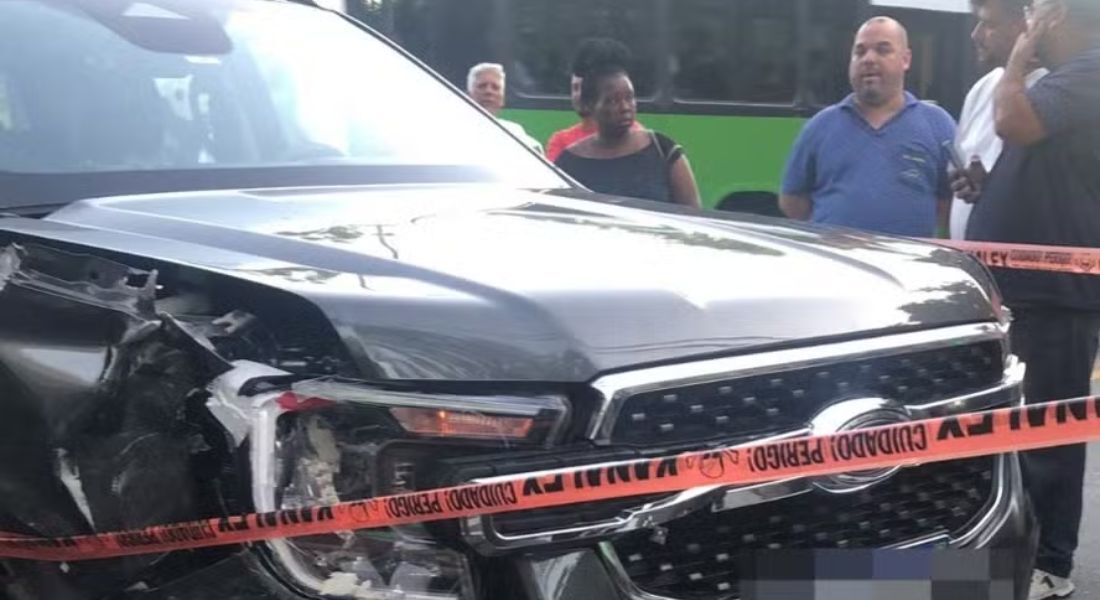 Carro do pastor Leonardo Sale após atropelamento na Barra da Tijuca, no Rio