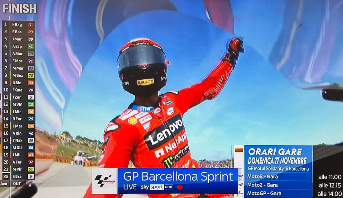 Francesco Bagnaia dominou a corrida sprint da etapa solidária de Barcelona, neste sábado, e manteve viva a esperança de conquistar seu terceiro Mundial.