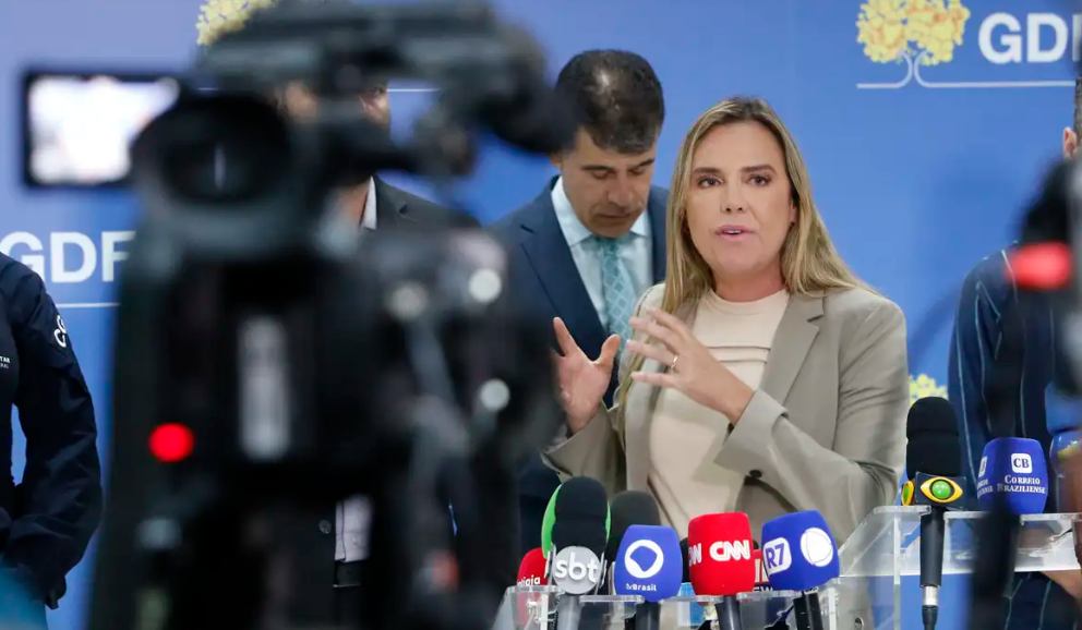 Governadora em exercício do Distrito Federal, Celina Leão, durante coletiva, fala sobre as explosões na Praça dos Três Poderes