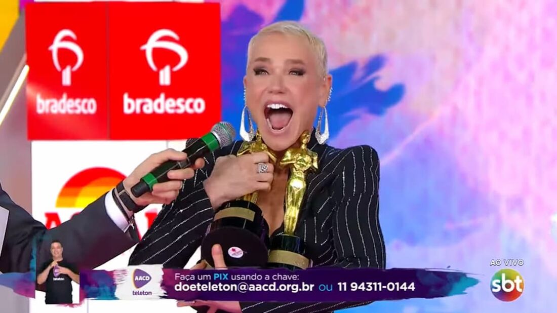 Xuxa recebe estatuetas "atrasadas" do Troféu Imprensa