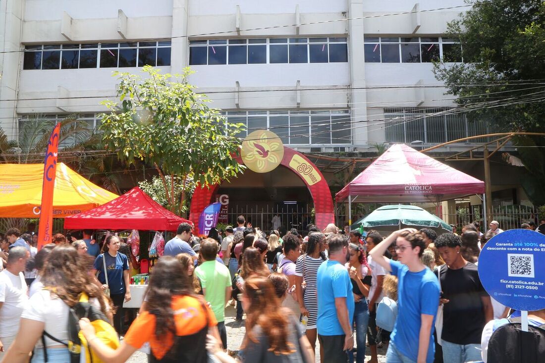 Movimentação de estudantes na Unicap, no centro do Recife, para a realização das provas do Enem