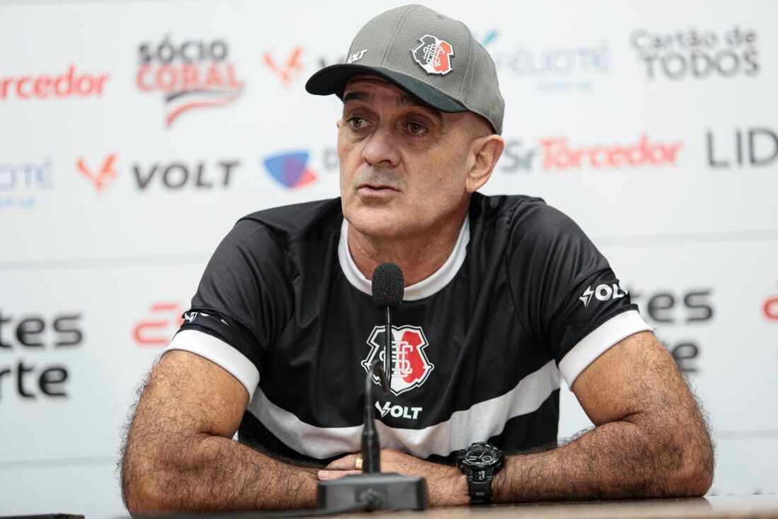 Itamar Schülle durante coletiva no Estádio do Arrruda, nesta quinta-feira (14)