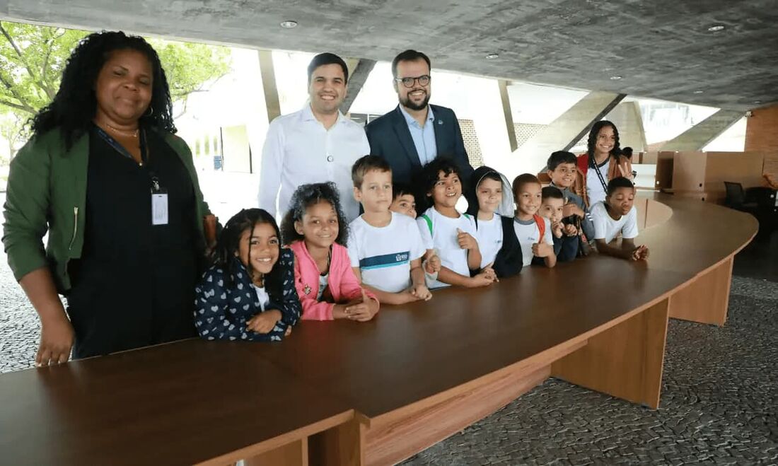 A mesa usada pelos chefes de Estado e líderes das maiores economias do mundo na plenária da Cúpula do G20 foi doada para 12 escolas municipais do Rio de Janeiro.