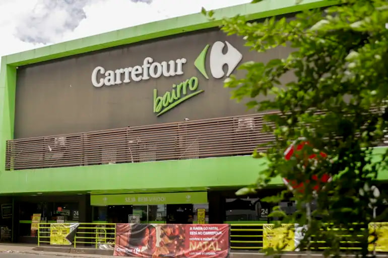 Uma unidade do mercado Carrefour é vista em uma rua no centro de Brasília