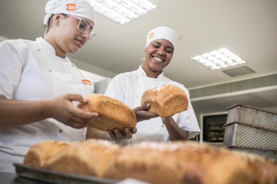 Estudantes do curso De Grão em Pão, oferecido pela Fundação Bunge