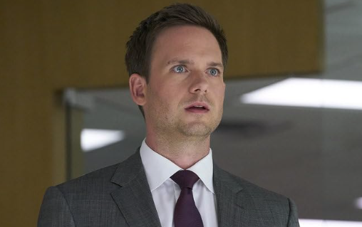 O ator Patrick J. Adams 