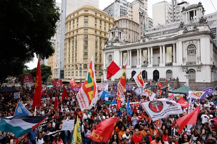 Manifestantes protestam pelo fim da jornada de trabalho 6x1, na Cinelândia