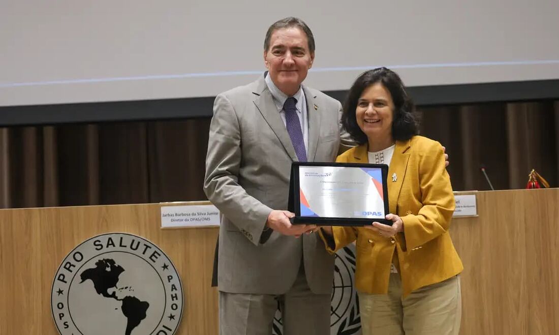 A ministra da Saúde, Nísia Trindade, acompanhada do diretor da Opas, Jarbas Barbosa da Silva, participa de cerimônia de Homenagem da Opas ao SUS pela certificação da eliminação da Filariose Linfática no Brasil.