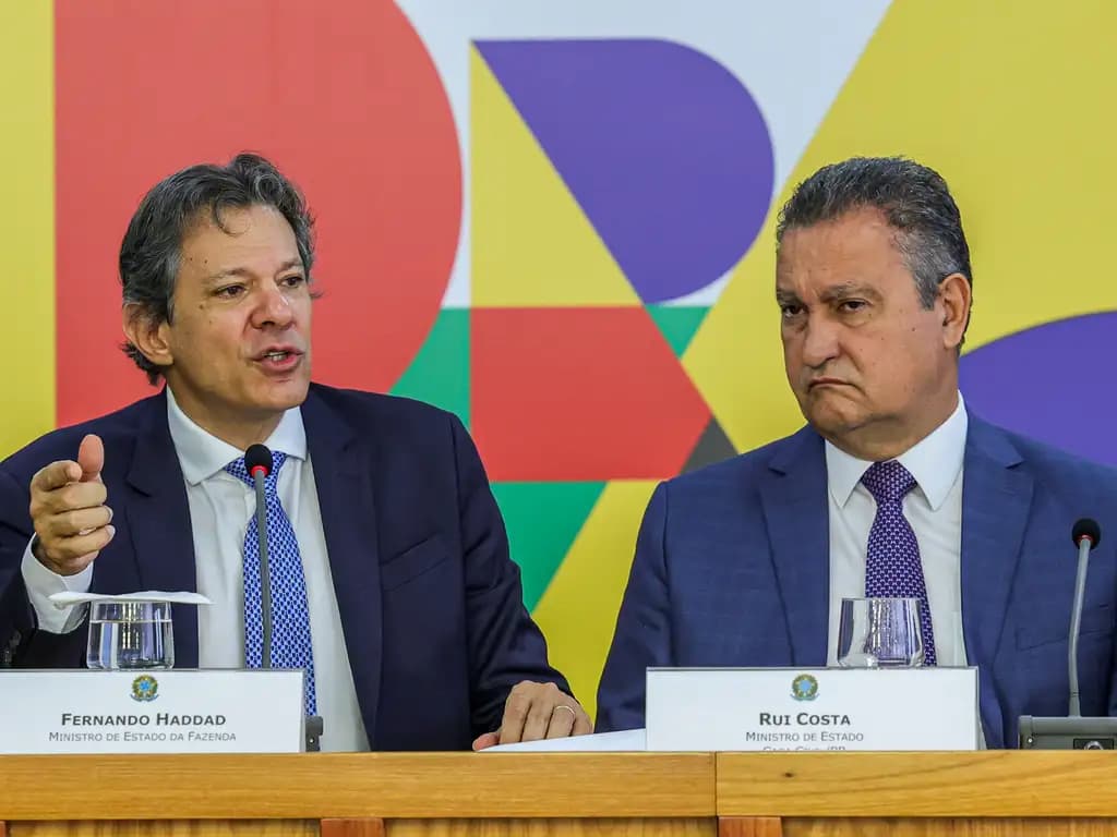 Os ministros Fernando Haddad (e) e Rui Costa  (d) durante coletiva sobre o pacote de gastos do governo