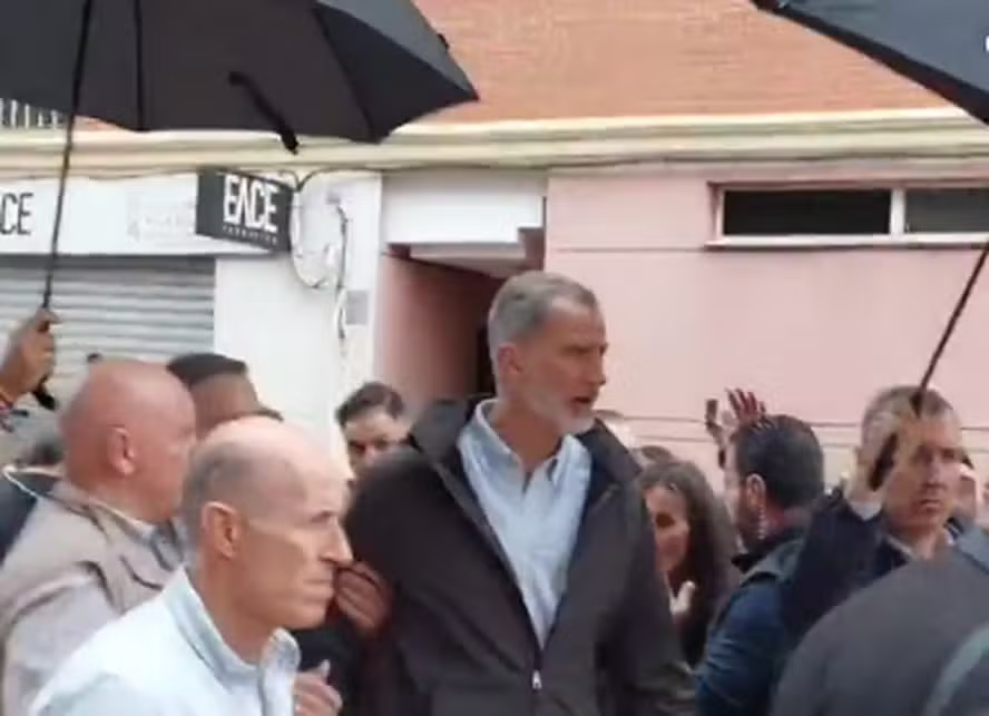 Rei Felipe VI, da Espanha, é xingado e vaiado ao chegar à cidade de Paiporta