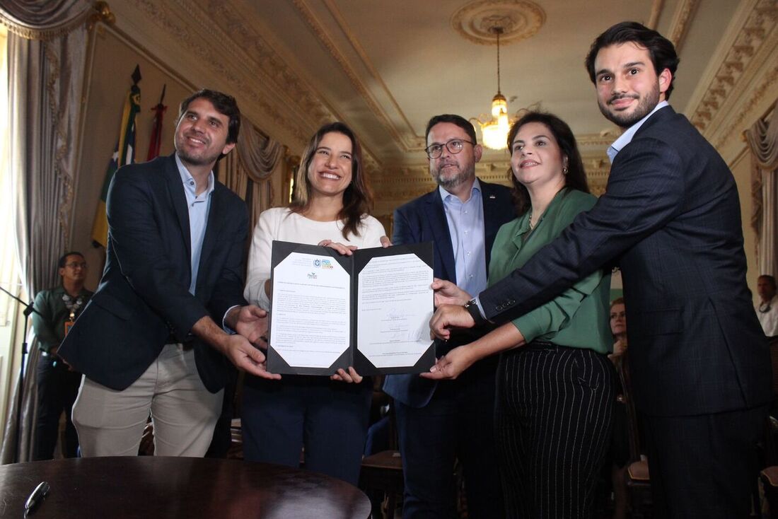 Governadora Raquel Lyra assina o acordo para o primeiro centro de reciclagem de vidro da Heineken no Brasil. 