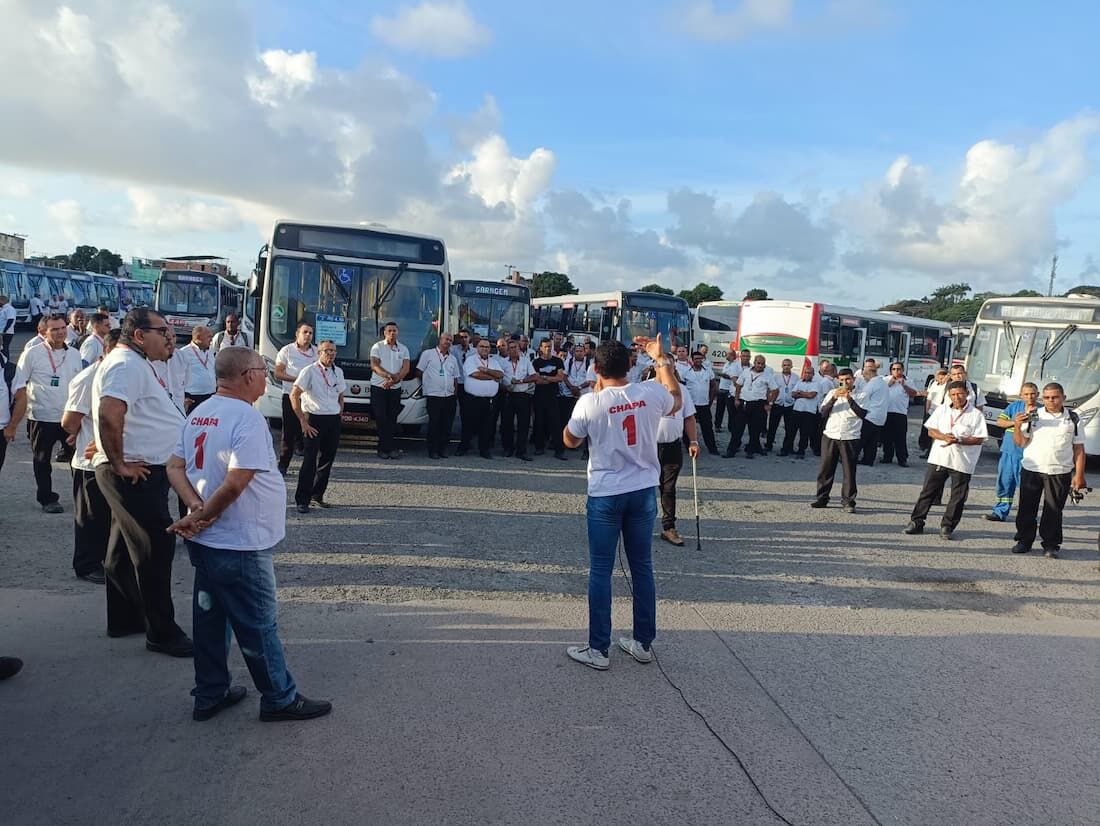 Em pressão por greve, rodoviários se reúnem na garagem da Borborema com cobranças