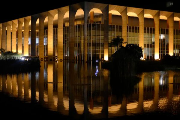 Manifestações contrárias ao resultado vem se espalhando no país africano