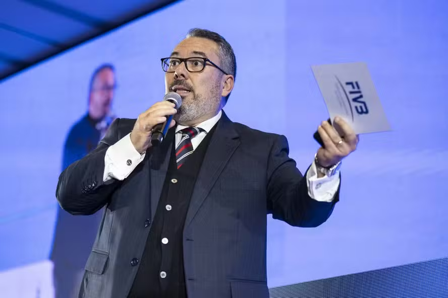 Brasileiro Fábio Azevedo é eleito presidente da Federação Internacional de Vôlei