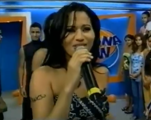 Ivanira Melo de Souza (Dani) em apresentação com a Banda Metade, no programa 'Tribuna Show'