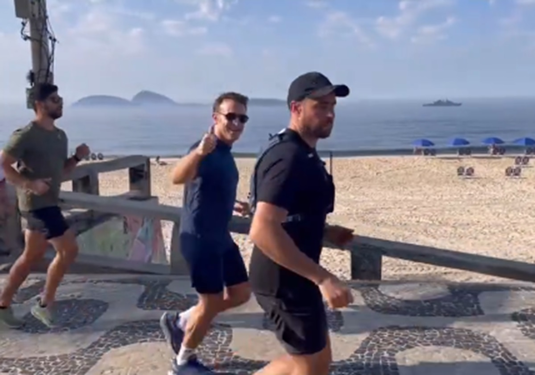 Emmanuel Macron correndo na orla de Ipanema, no Rio de Janeiro