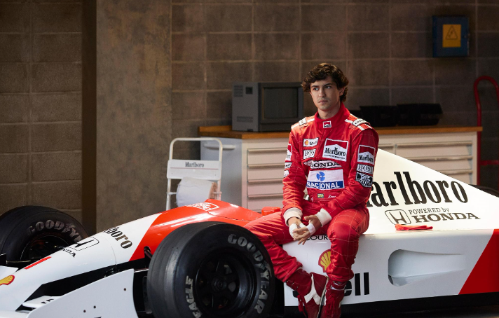 Gabriel Leone como Ayrton Senna, em "Senna"