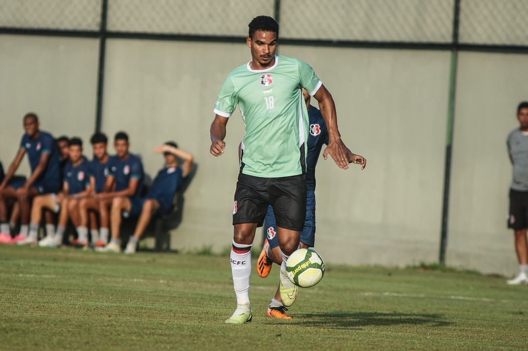 Pedro Henrique, reforço do Santa Cruz, garante ter caractéristicas de um camisa 9 clássico 