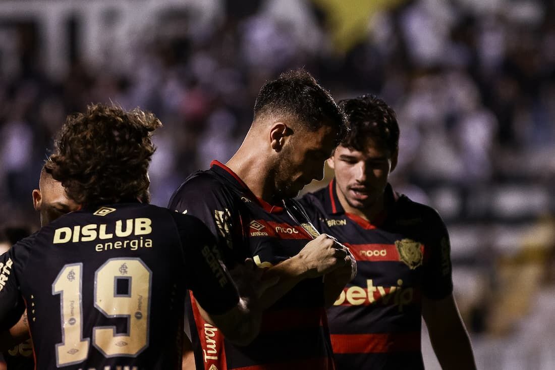 Zagueiro e capitão, Rafael Thyere comemora goleada do Sport