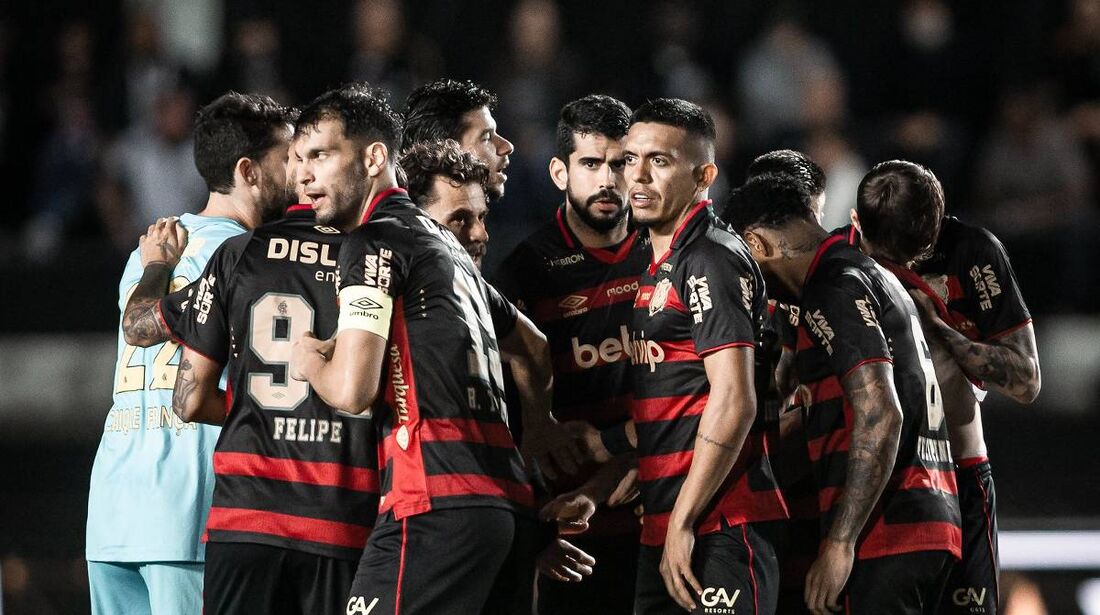 Jogadores do Sport reunidos antes de a bola rolar contra o Operário-PR