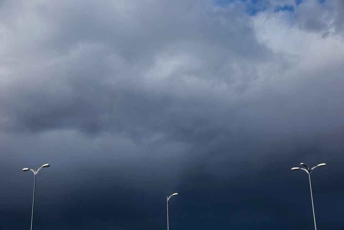  De acordo com a MetSul Meteorologia, está prevista a chegada de uma frente fria que deve trazer chuva e diminuir as temperaturas.