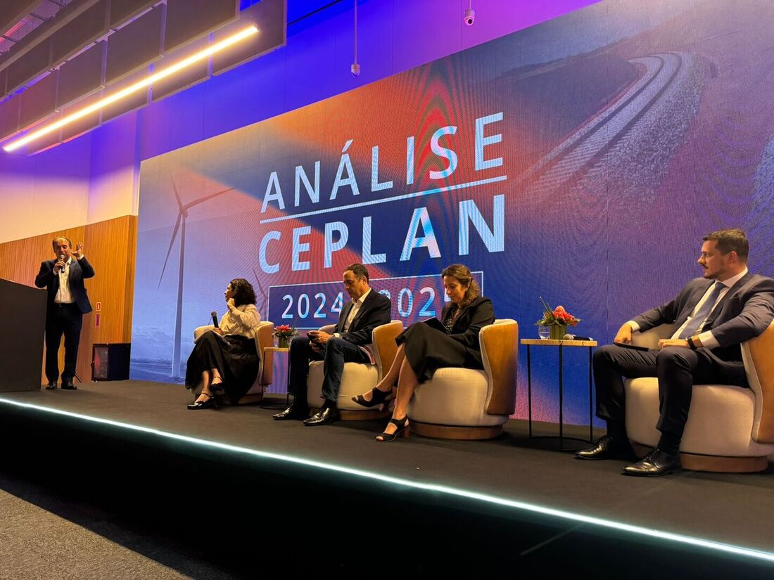 Participantes do terceiro painel da Análise Ceplan 2024: Paulo Guimarães, da Ceplan; Maria Fernanda Coelho, do BNDES, Paulo Câmara, do BNB; Karla Betoco, da Jive Mauá Capital e Marco Buzzo, da CEF