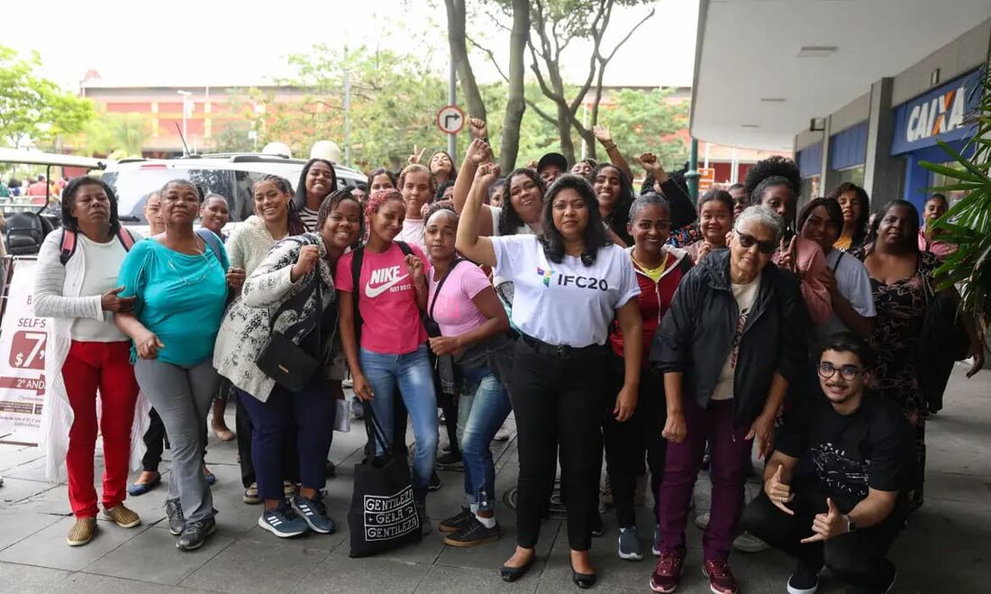 A liderança da favela Para-Pedro, Sara Almeida com moradores da comunidade no G20 Social