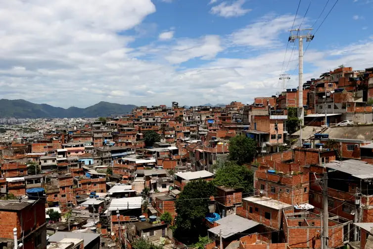 Aglomerado de casas das favelas do Complexo do Alemão, zona norte da cidade. 