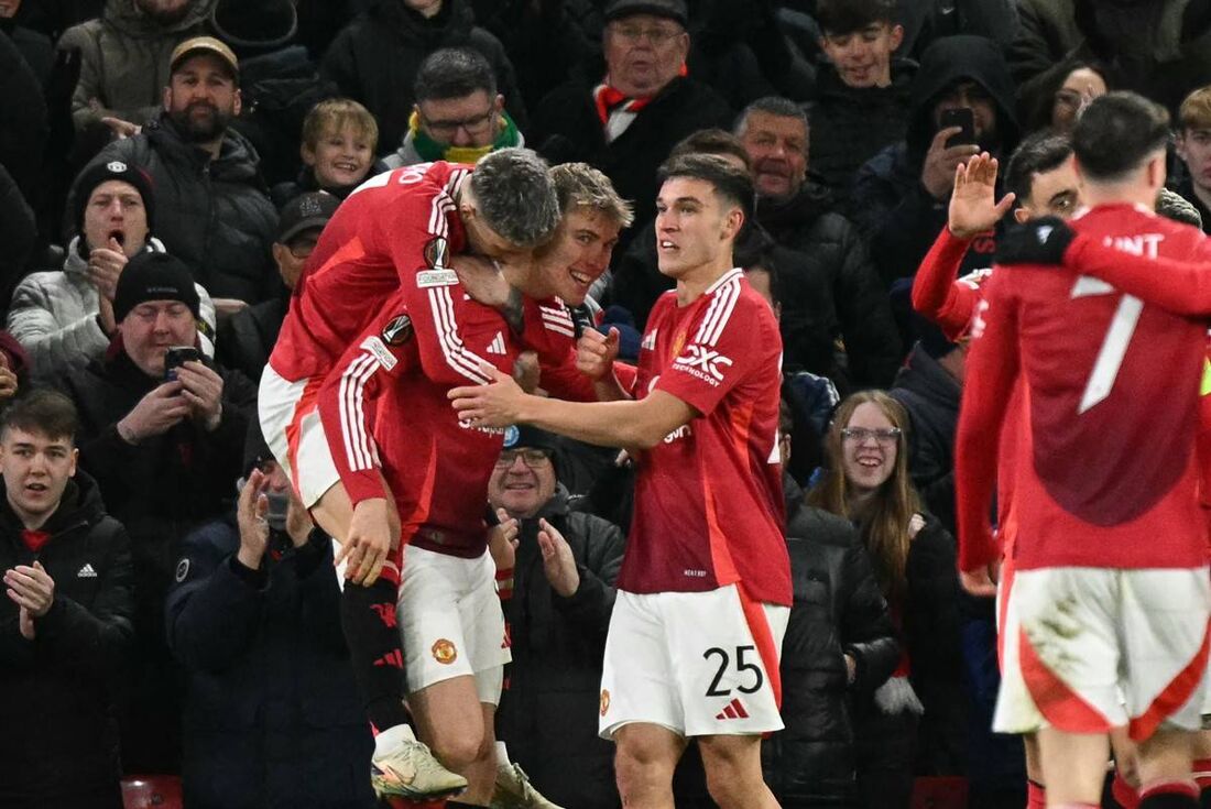 Jogadores do Manchester United celebram gol de Hojlund sobre o Bodo/Glimt