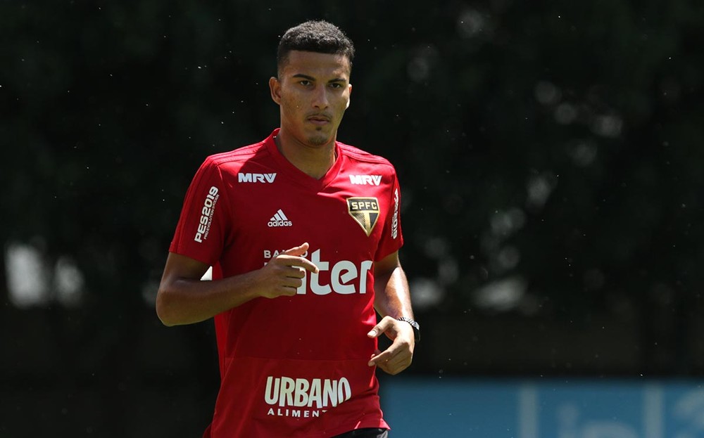 Walce, novo reforço do Retrô, durante treino pelo São Paulo