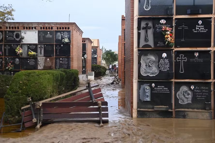 Foto tirada em 1&ordm; de novembro de 2024 mostra os efeitos devastadores das enchentes em um cemitério na cidade de Alfafar, na região de Valência, leste da Espanha 