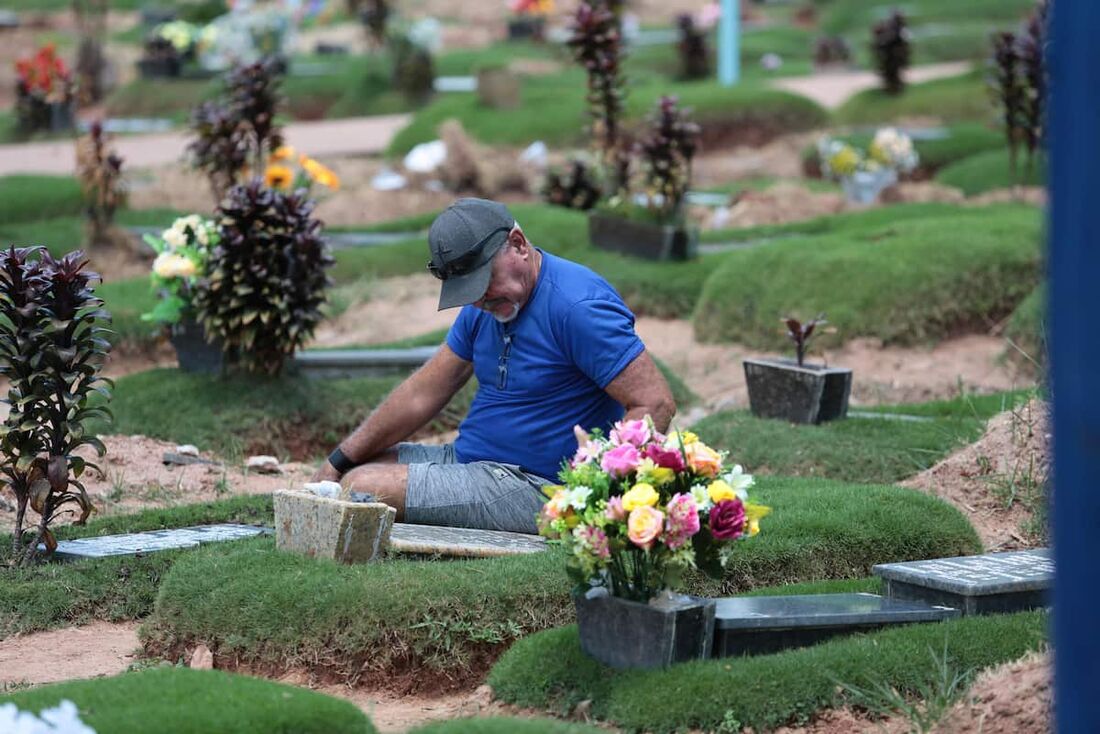 Cemitério Parque das Flores recebeu o público que foi prestar suas homenagens neste dia de Finados 