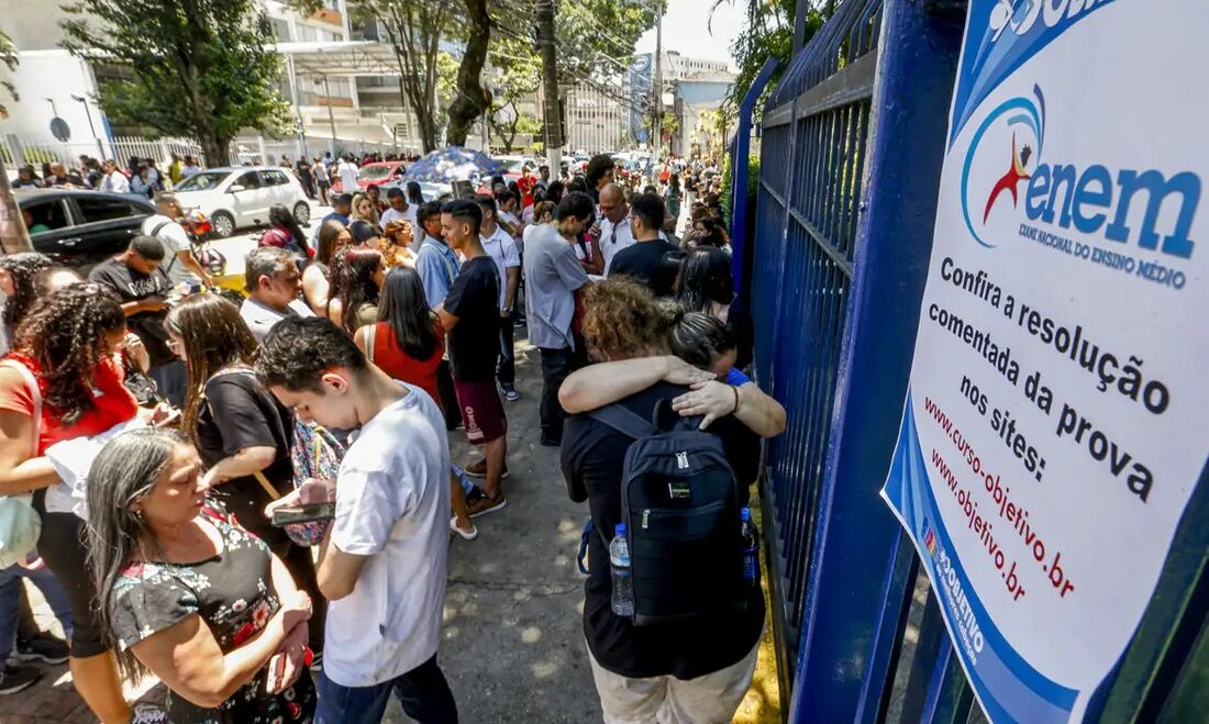 Estudantes reunidos em frente a local de prova do Enem