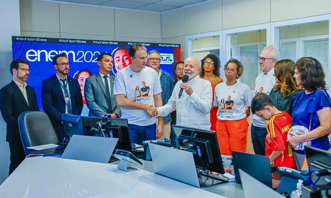 Presidente Lula na sala de monitoramento do Enem