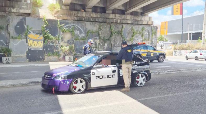 Carro tinha adesivos similares à de viaturas americanas