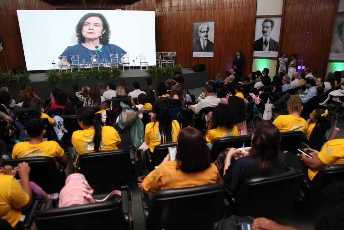 Sem poder comparecer presencialmente, a ministra Nísia Trindade anunciou o apoio 