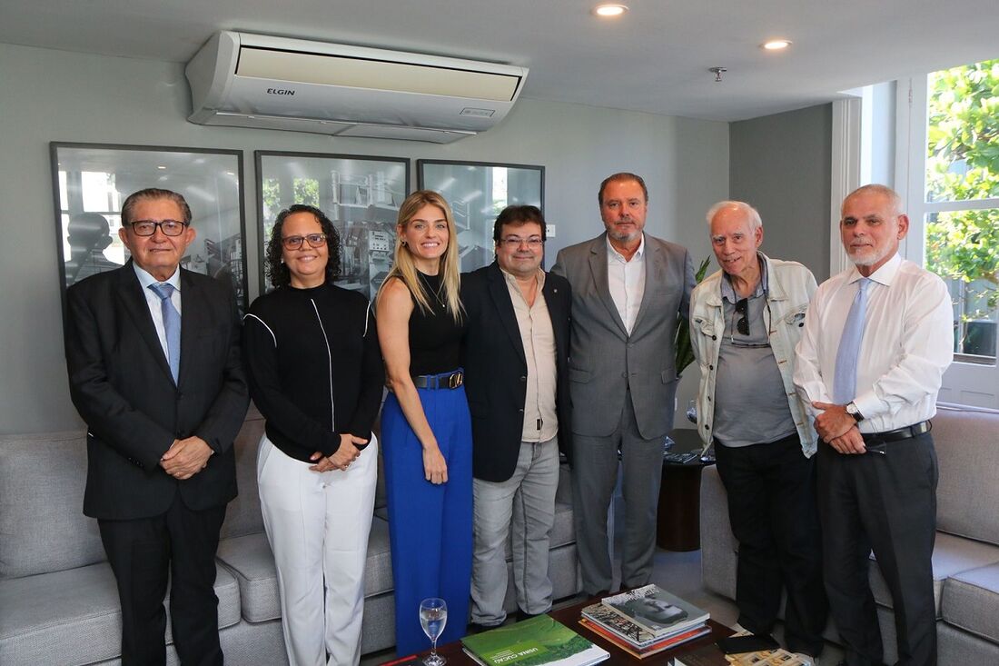 Diretores, editora-chefe e presidente da Folha, Eduardo de Queiroz Monteiro, recebem visita de Luiz Otávio