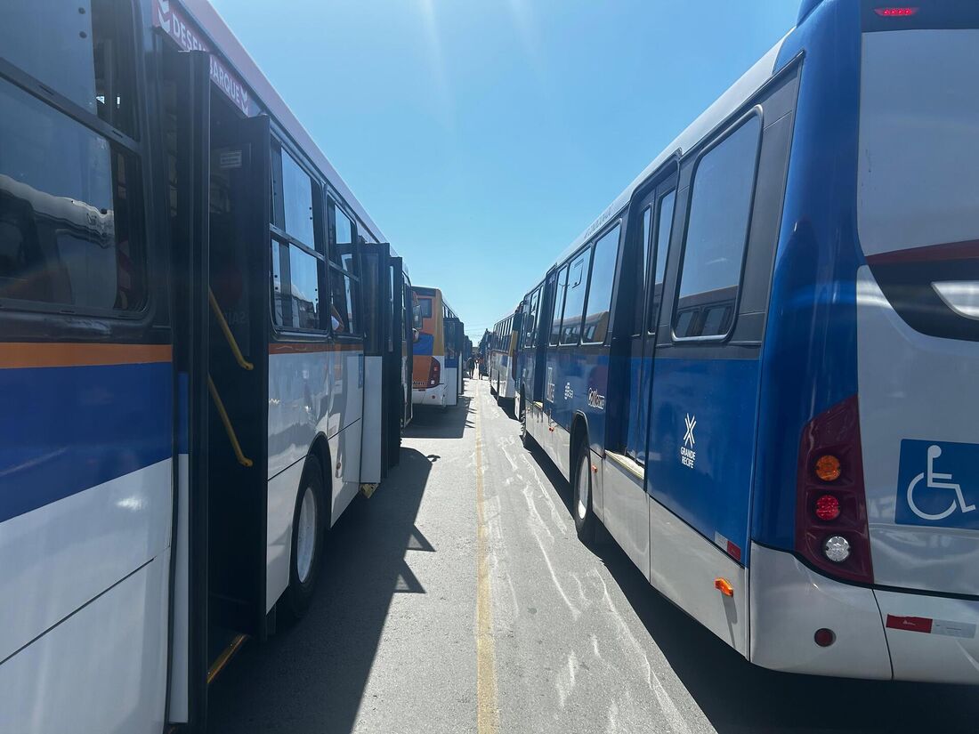 Ônibus foram estacionados no TI PE-15 e vias próximas