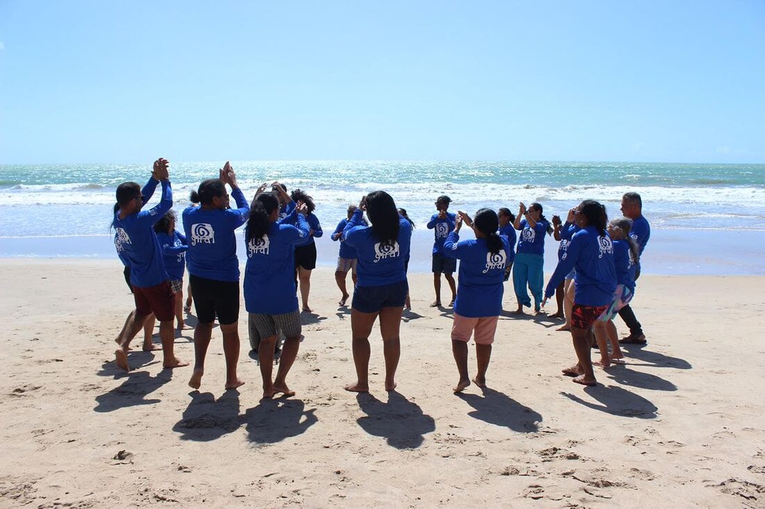 Idosos do Projeto Sonhos Não Envelhecem da ONG Giral visitam a praia pela primeira vez