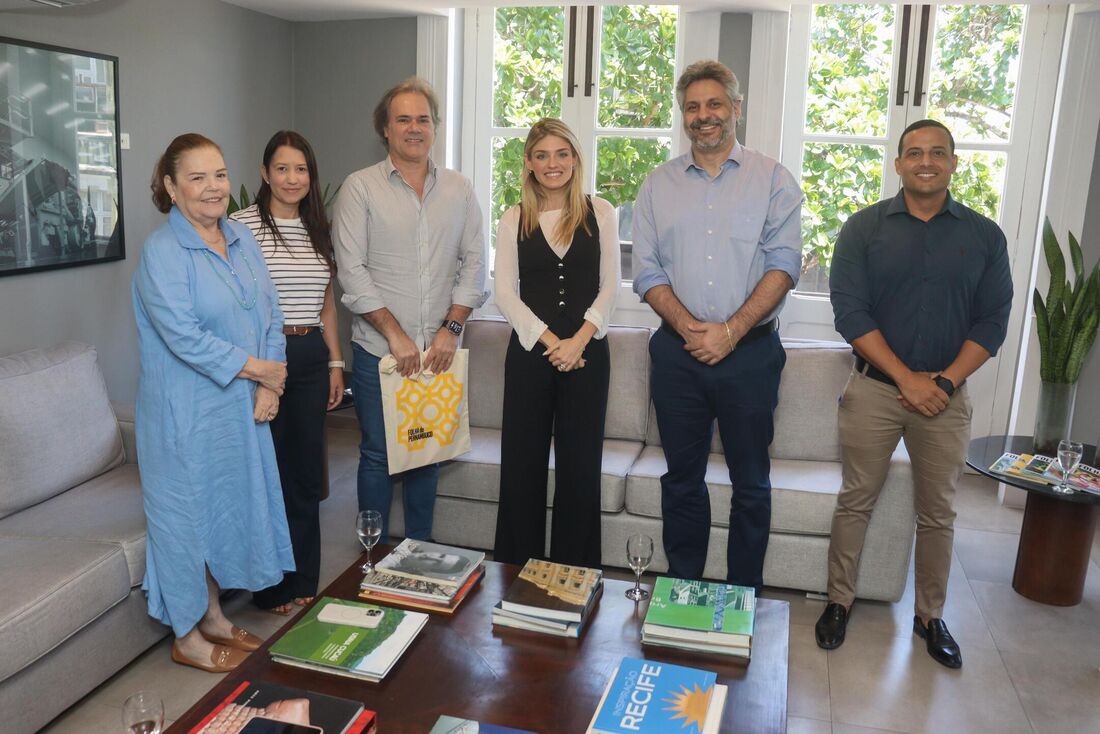 Philippe M. El Haddad (gerente nacional de vendas), Erivaldo Barbalho Uchôa Cavalcanti (executivo de vendas) e Silvio Pontual, proprietário da rede de lojas Toque de Cor visitaram a diretoria da FolhaPE