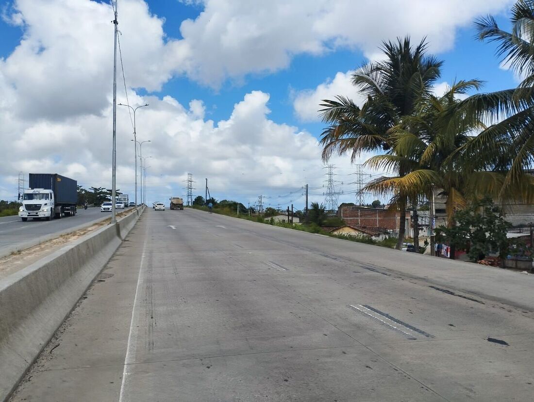 Os veículos trafegarão em duas das três faixas no sentido Recife, com apoio dos agentes da Polícia Rodoviária Federal (PRF)