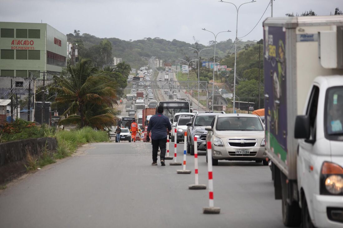 Interdição em faixa na BR-232, no sentido Recife