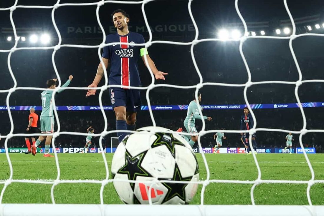 PSG toma gol no apagar das luzes e se complica