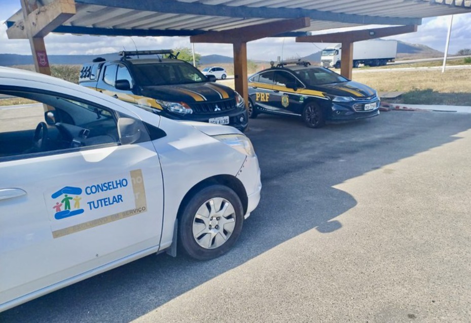 Agentes visualizaram os garotos no acostamento da pista