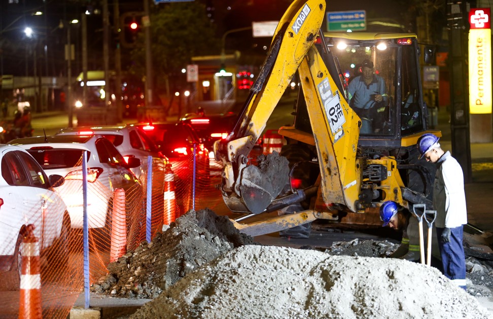 Compesa realiza obra na avenida Caxangá