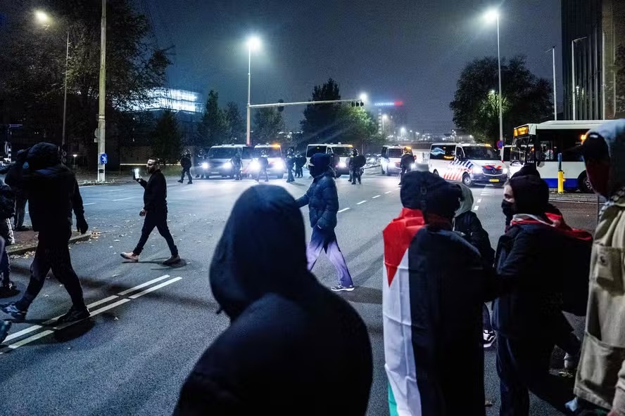 Manifestantes pró-Palestina participam de ato em Amsterdã 