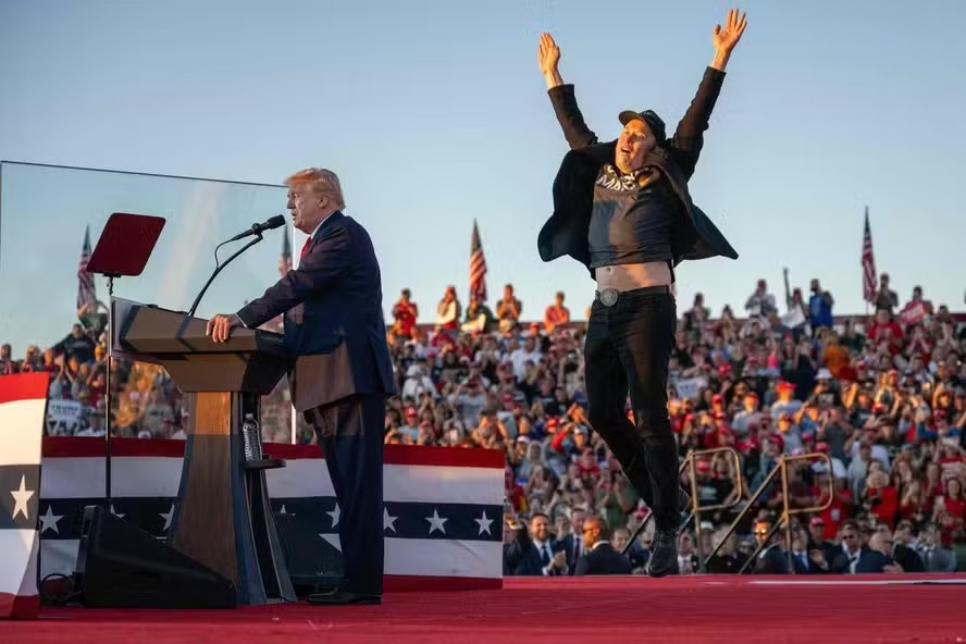 Elon Musk (dir.) sobe ao palco para se juntar a Donald Trump durante comício de campanha em Butler, na Pensilvânia 