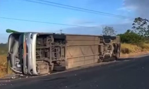 Acidente com ônibus deixa quatro pessoas mortas na Bahia